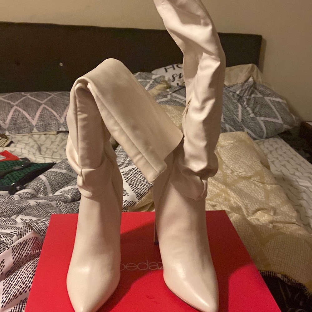Off white boots gathered in middle brand new still in box too pointy for me